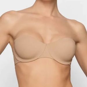 NWOT SKIMS Smoothing Strapless Bra in Clay